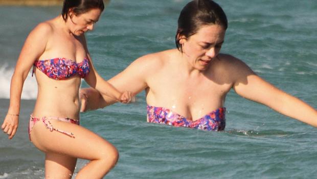 Demet Evgar Fiziği ile Genç Kızlara Taş Çıkartıyor!