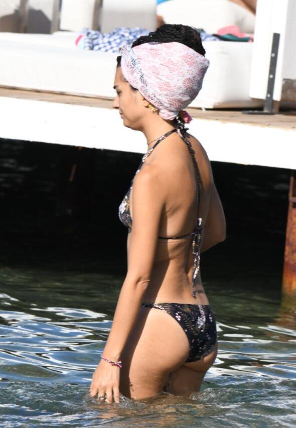 Tuba Büyüküstün Sahilde Frikik Verdi