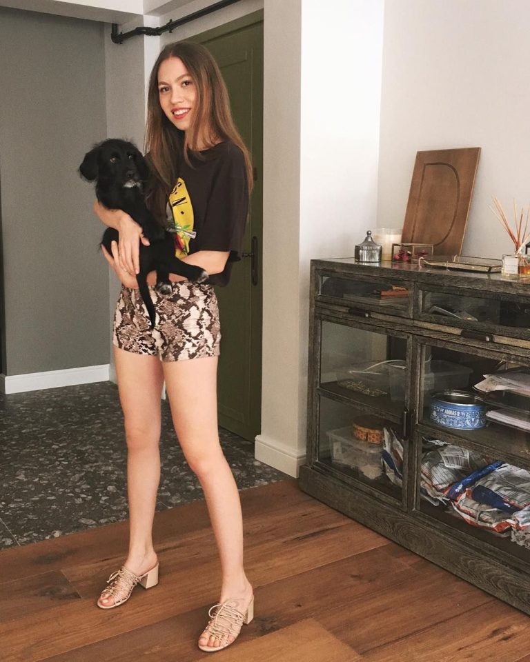 Duygu Ozaslan Mini Elbisesiyle Frikik Verdi Gundemtube Com