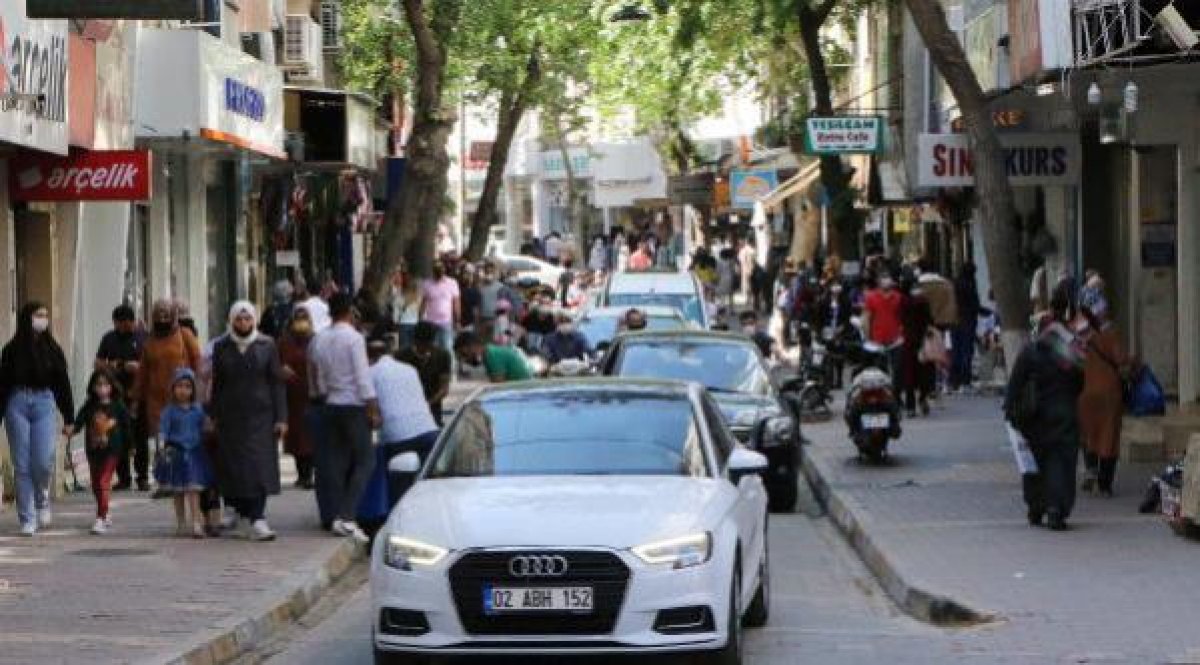 Adıyamanlılar caddeleri 'alışveriş' için doldurdu Adıyamanlılar caddeleri 'alışveriş' için doldurdu
