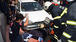 Aksaray'da ambulanstan inen kadına otomobil çarptı