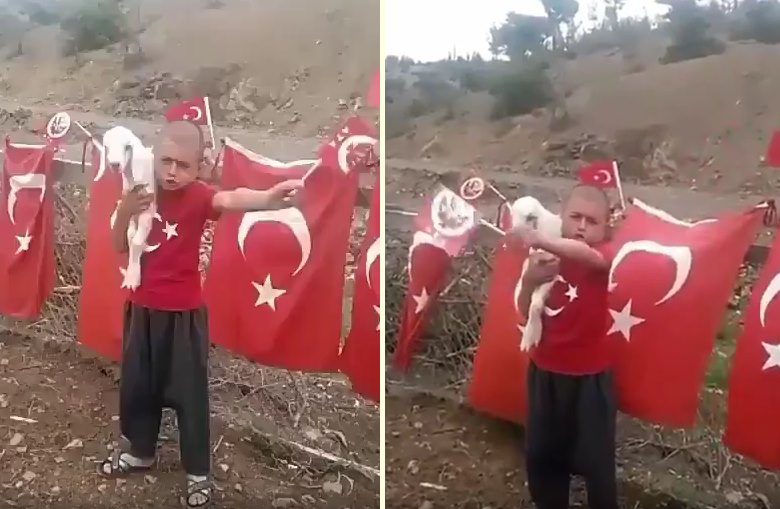 Bir Elinde Türk Bayrağı Diğer Elinde de Kuzu ile 23 Nisan Marşı Söyleyen Ufaklık Bir Elinde Türk Bayrağı Diğer Elinde de Kuzu ile 23 Nisan Marşı Söyleyen Ufaklık
