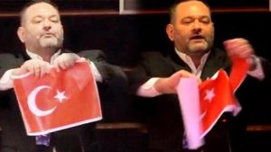 Türk bayrağı yırtan ırkçı milletvekiline Avrupa Parlamentosu'ndan ders gibi ceza: Dokunulmazlığı kaldırıldı!