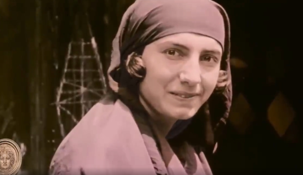 100 Yıl Önce Yaşamış İnsanların Gözlerinin İçine Bakmak: 1920'lerde Çekilen İstanbul Görüntüleri 100 Yıl Önce Yaşamış İnsanların Gözlerinin İçine Bakmak: 1920'lerde Çekilen İstanbul Görüntüleri