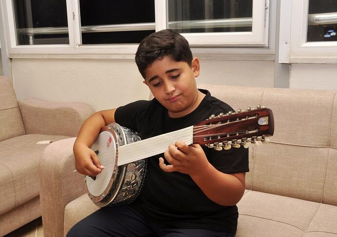 11 yaşındaki Eren, 10 ayrı enstrüman çalıyor