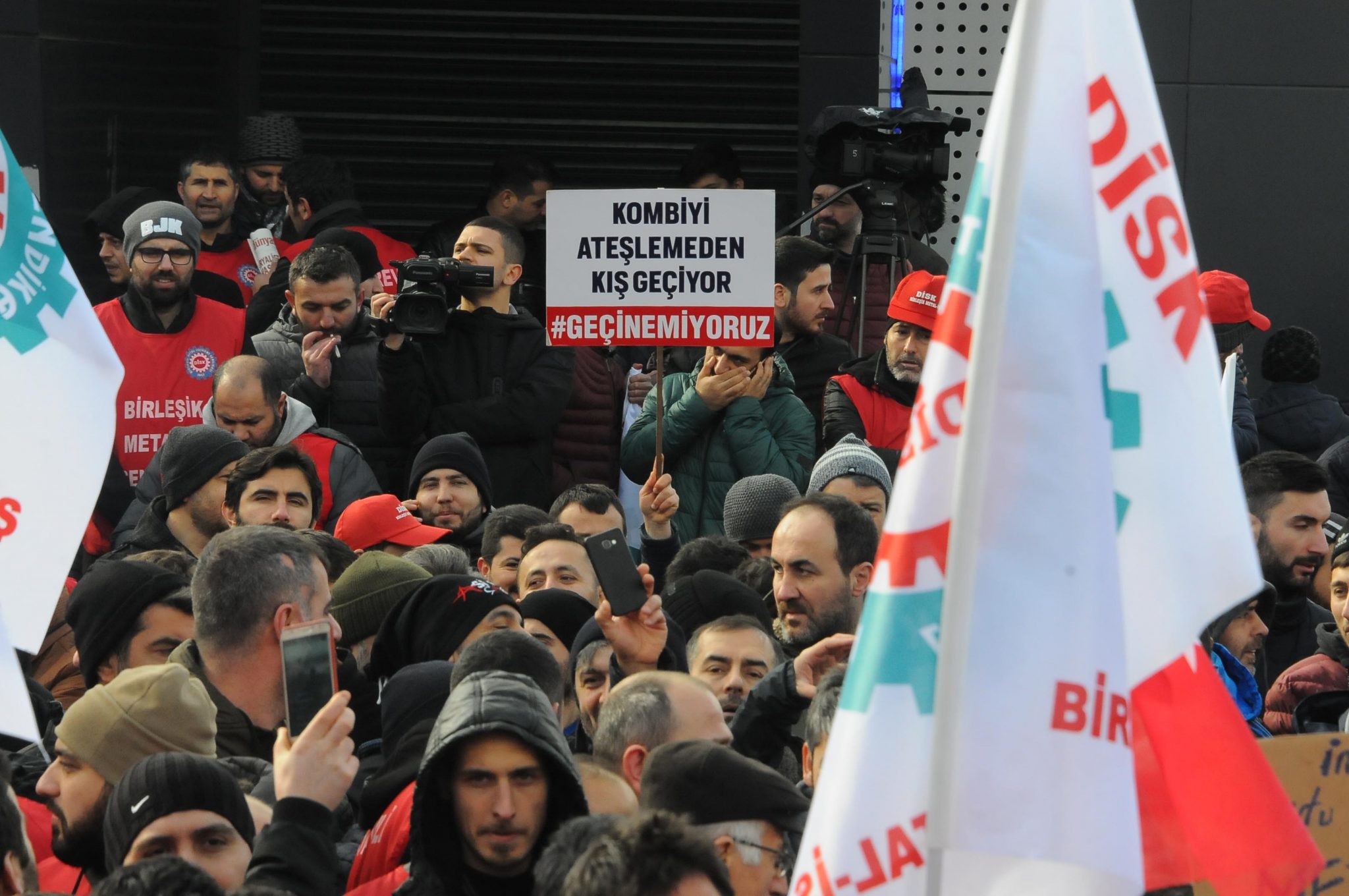 130 Bin Metal İşçisi Grev Kararı Aldı: 'Üç Kuruş Zam İçin Değil, Var Olmak İçin Mücadele Ediyoruz' 130 Bin Metal İşçisi Grev Kararı Aldı: 'Üç Kuruş Zam İçin Değil, Var Olmak İçin Mücadele Ediyoruz'