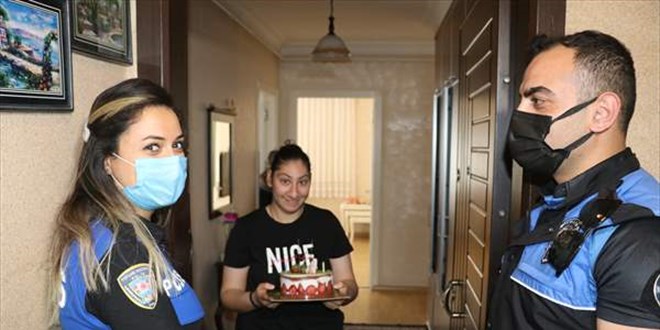 18 yaşına giren genç kız, sokağa çıkamayınca, polisler doğum gününü kutladı