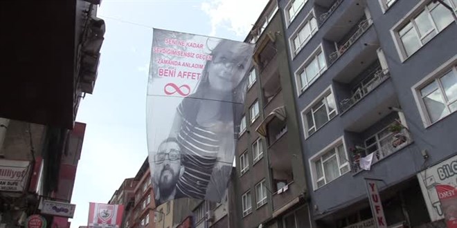2 aydır konuşmadığı eşinden 10 metrelik pankartla özür diledi 2 aydır konuşmadığı eşinden 10 metrelik pankartla özür diledi