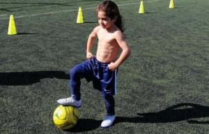 5 yaşındaki fenomen Arat Hosseini Galatasaray forması giydi
