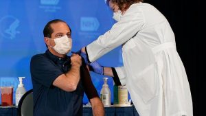 ABD Sağlık Bakanı ve ordu komutası koronavirüs aşısı yaptırdı
