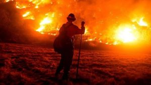 ABD'de yangın kabusu bitmiyor... 34 kişi hayatını kaybetti!