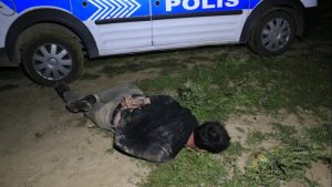 Adana'da polis kaçan şüpheliyi tarlada yakaladı