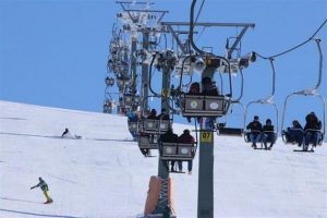 Akdağ Kayak Merkezi'nde güneşli havada kayak keyfi