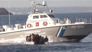 Alman ZDF kanalı görüntüledi: Yunanistan'ın mültecilere yasa dışı uygulamaları belgelendi!