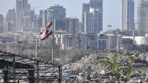 Beyrut Limanı'ndaki patlamanın ardında bıraktığı ağır enkaz kaldırılmayı bekliyor