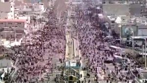 Binlerce insan sokaklara koştu... İran devrimi 42. yılı kutlamalarında koronavirüs unutuldu
