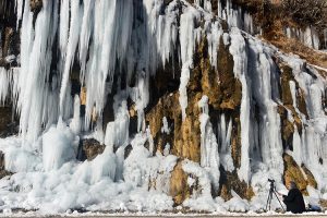 Buz tutan "Ağlayan Kayalar" eşsiz güzellikteki Pülümür Vadisi'nin incisi oldu