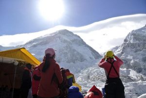 Çin, COVID-19 girişini engellemek için Everest'in zirvesine sınır çizgisi çekecek