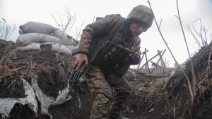Donbas'ta düzenlenen saldırıda bir Ukrayna askeri öldü