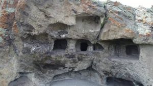 Erzurum’daki kaya mezarlıklarının sırrı çözülüyor! Defineciler tarafından büyük zarar görmüştü...