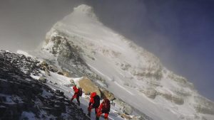 Everest Dağı'nın, yeni yapılan ölçümlerde 73 santim daha uzun olduğu belirlendi
