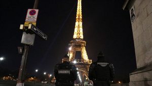 Fransa'da sokağa çıkma yasağının süresi uzatıldı