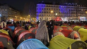 Göçmenler Paris'in göbeğine kamp kurdu!