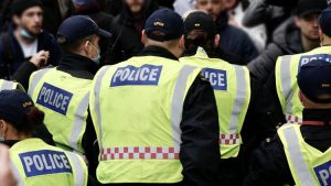 İngiltere'de eylemciler polis karakoluna saldırdı