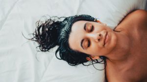 Islak saçla uyumayı bırakmanız için 7 neden