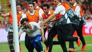 İstanbul'daki UEFA Süper Kupa maçında sahaya giren sanığa 1 yıl 8 ay hapis cezası
