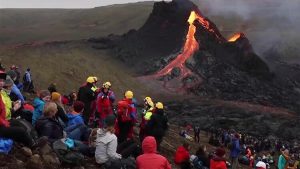İzlanda'da lav ateşinde 'sosis' keyfi