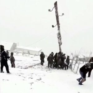 Rusya'da devrilen elektrik direğini kaldırmaya çalışan köylülerin zor anları