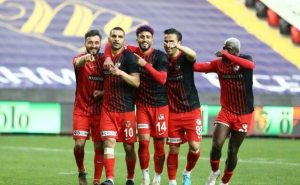Son Dakika: Süper Lig'de yasa dışı bahis iddiası! Kadro dışı kararı sonrası açıklama...