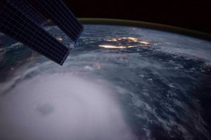 TEKRAR-Kasırga Dorian Bahamaları vurdu, Florida'ya ilerlemesi bekleniyor