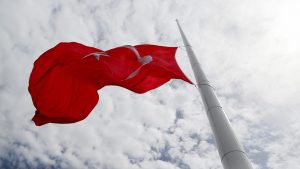 Türkiye'nin en büyük bayrağı göndere çekildi