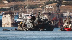 Yunanistan’ı şoke eden kaza! Yük gemisi savaş gemisini ikiye böldü