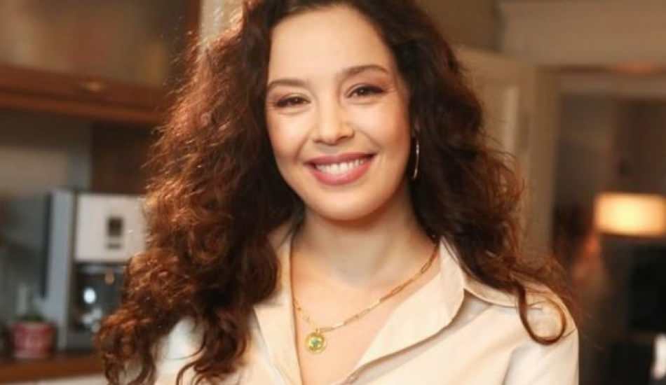 Azra Akın yeni proje sinyalini verdi! Azra Akın yeni proje sinyalini verdi!