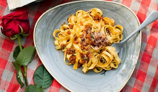 Bolonez soslu tagliatelle nasıl yapılır? Pratik bolonez soslu tagliatelle tarifi