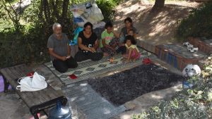 2019 - İzmir: 8 kişilik aile 2 aydır parkta yaşıyor