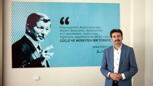 AKP'den ihracı istenen Üstün'e suçlamalar: Davutoğlu tweet'i paylaşmak, sistem eleştirisi yapmak
