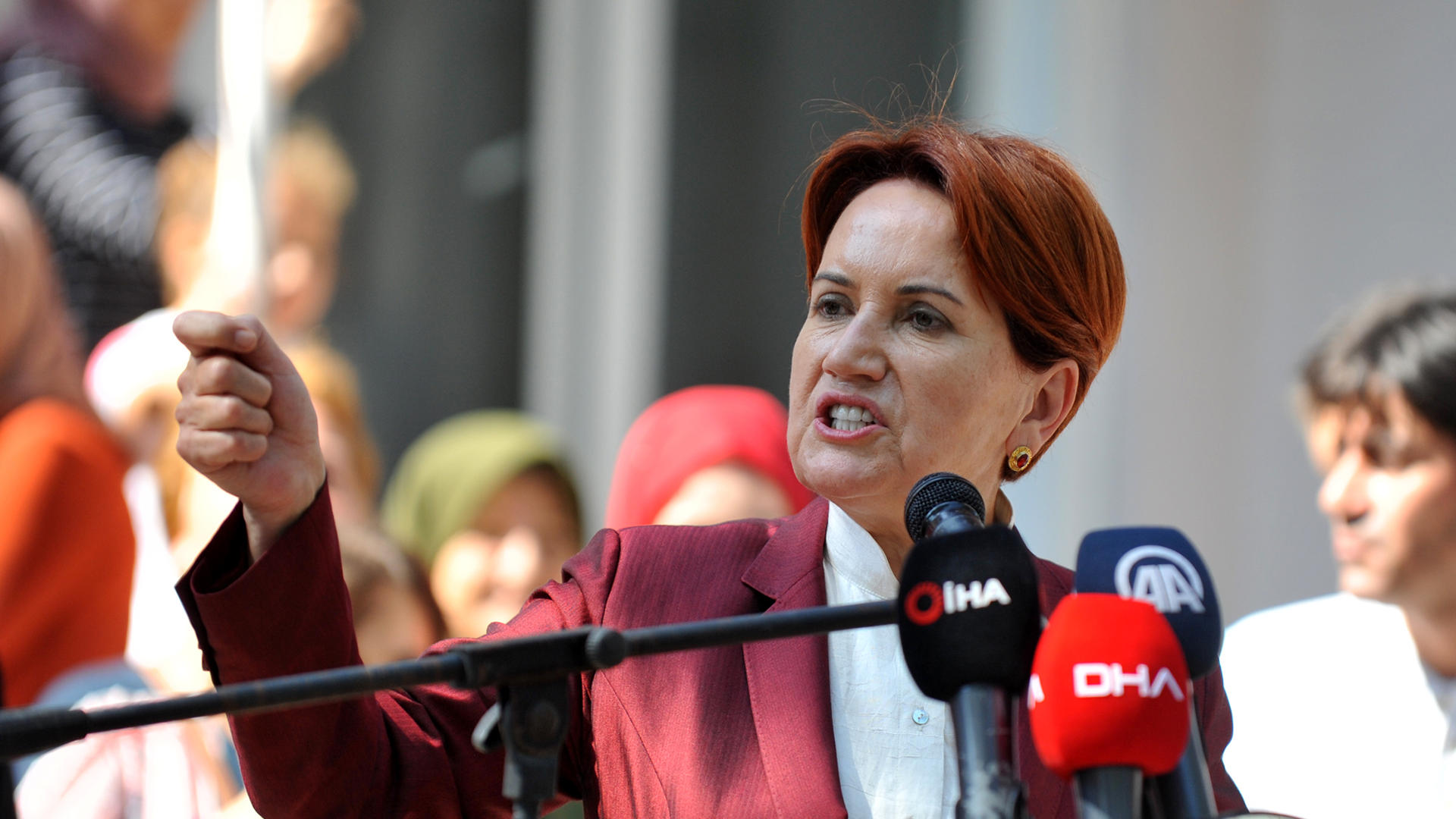 Akşener'den Diyarbakır HDP binası önünde oturma eylemi yapan annelere: Annelerin feryadının çözüm adresi bir partinin kapısı değildir Akşener'den Diyarbakır HDP binası önünde oturma eylemi yapan annelere: Annelerin feryadının çözüm adresi bir partinin kapısı değildir