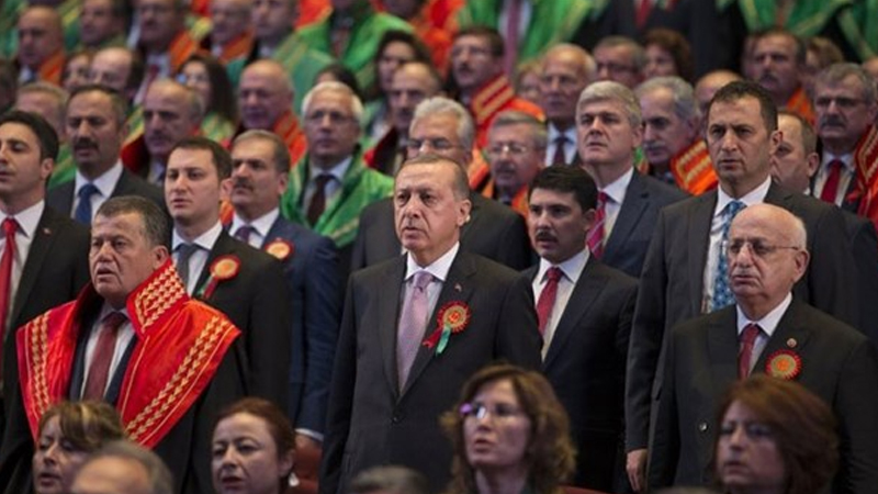 Ankara Barosu da adli yıl açılış töreni davetini reddetti: "Saray çatısı altında değil, atamızın huzurunda karşılayacağız" Ankara Barosu da adli yıl açılış töreni davetini reddetti: "Saray çatısı altında değil, atamızın huzurunda karşılayacağız"