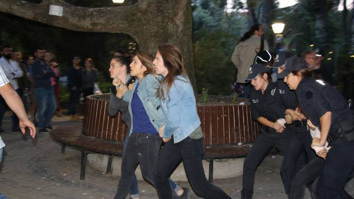 Ankara'da "Eş başkanlık mor çizgimizdir" diyerek eylem yapan kadınlara polis müdahalesi