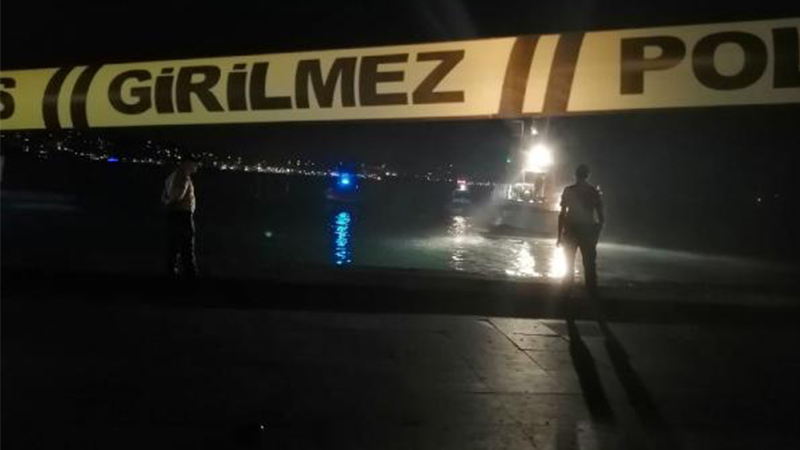 Beşiktaş İskelesi'nden gece denize girdi, 4 saat sonra cansız bedenine ulaşıldı Beşiktaş İskelesi'nden gece denize girdi, 4 saat sonra cansız bedenine ulaşıldı