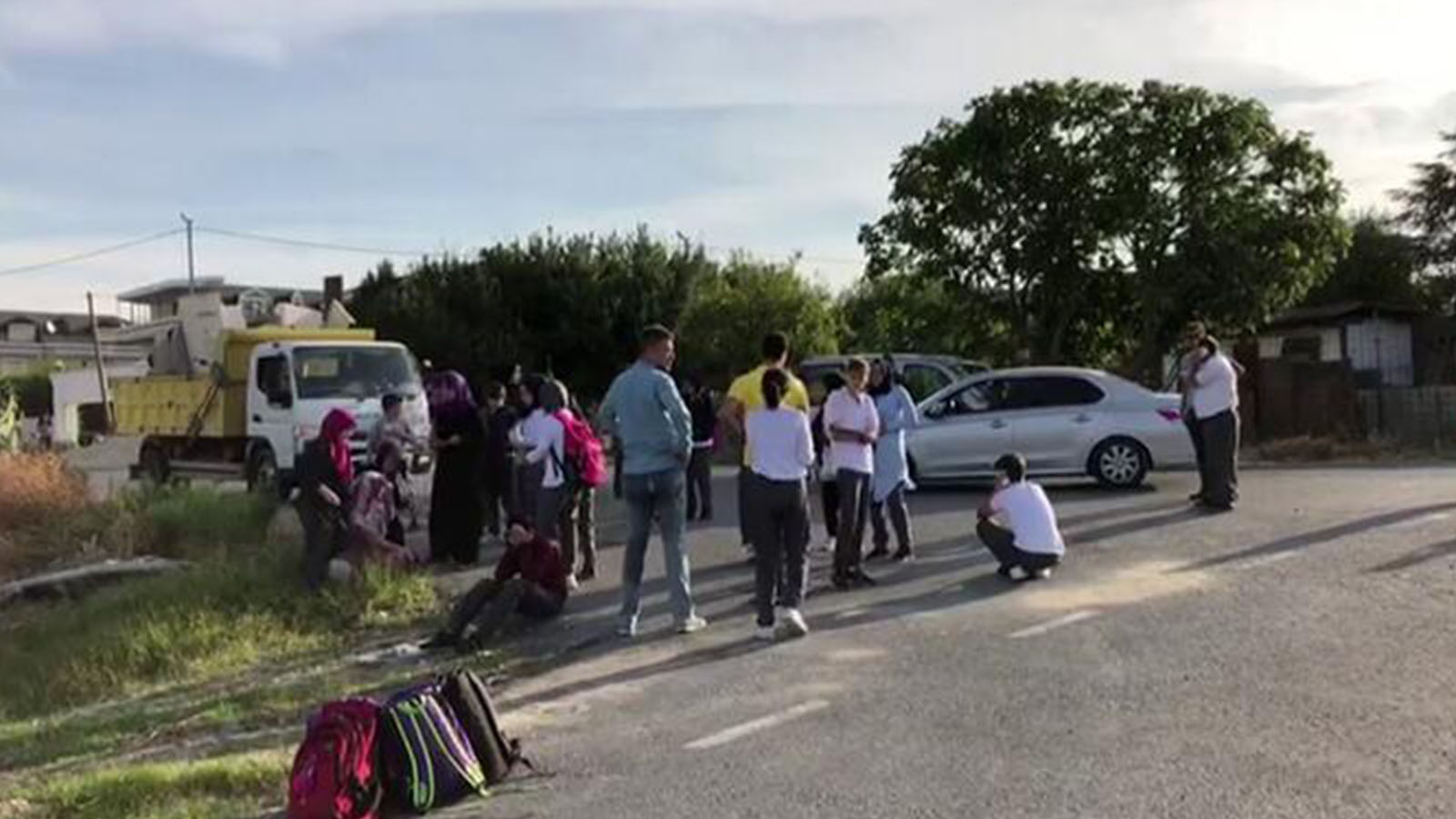 Beylikdüzü'nde öğrenci servisi devrildi: Yaralılar var Beylikdüzü'nde öğrenci servisi devrildi: Yaralılar var
