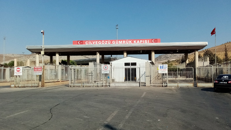 Binlerce Suriyeli sınıra dayandı; Cilvegözü Sınır Kapısı giriş-çıkışlara kapatıldı Binlerce Suriyeli sınıra dayandı; Cilvegözü Sınır Kapısı giriş-çıkışlara kapatıldı
