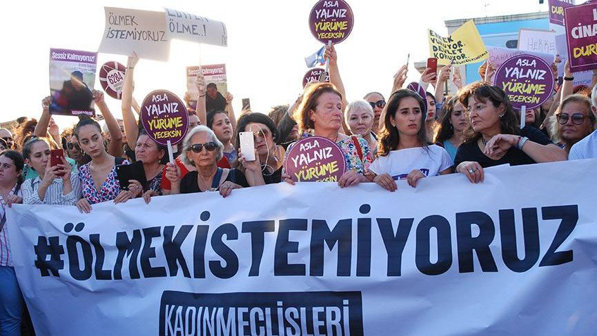 Bir erkek, boşanmak isteyen karısını 15 yerinden bıçakladı Bir erkek, boşanmak isteyen karısını 15 yerinden bıçakladı