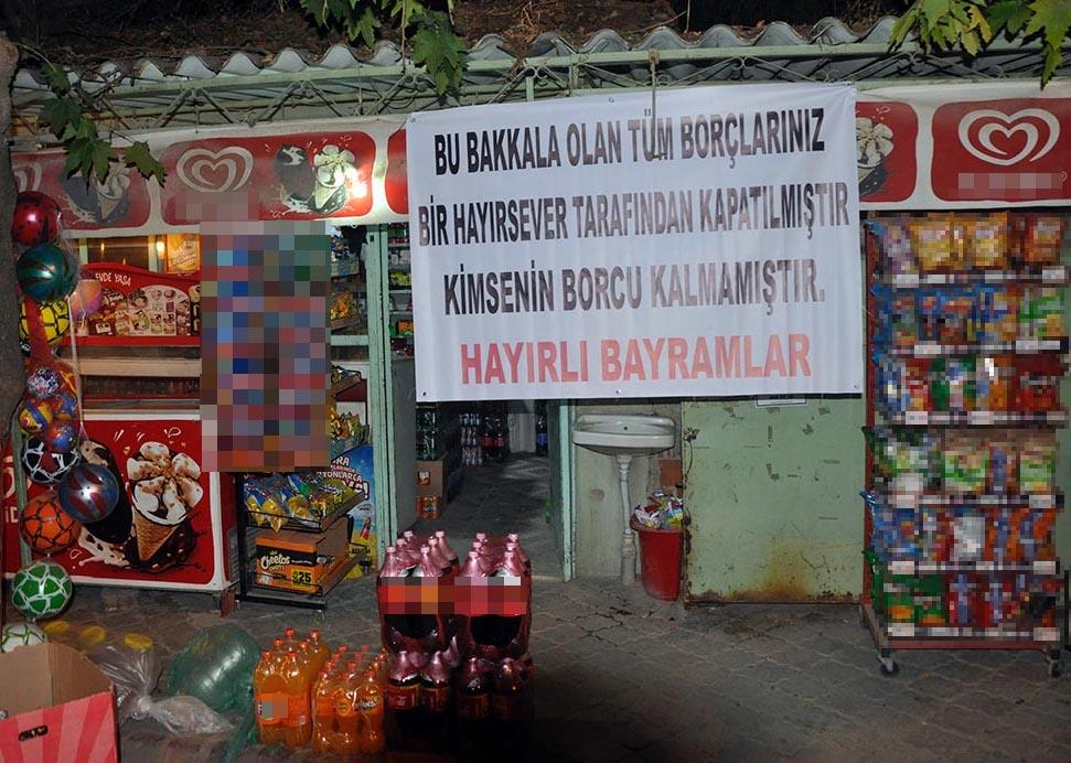 Bir Hayırseverden Bayram Armağanı: Bakkaldaki Veresiye Defterini Aldı ve Vatandaşların Tüm Borcunu Ödedi Bir Hayırseverden Bayram Armağanı: Bakkaldaki Veresiye Defterini Aldı ve Vatandaşların Tüm Borcunu Ödedi
