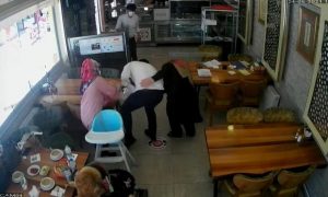 Boğazına Ekmek Takılan 2 Yaşındaki Çocuğu Heimlich Manevrasıyla Kurtaran Lokanta Sahibi