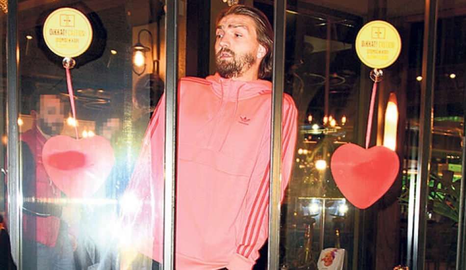 Caner Erkin kapıya sıkışınca mekanın arka kapısından çıkış yaptı! Caner Erkin kapıya sıkışınca mekanın arka kapısından çıkış yaptı!